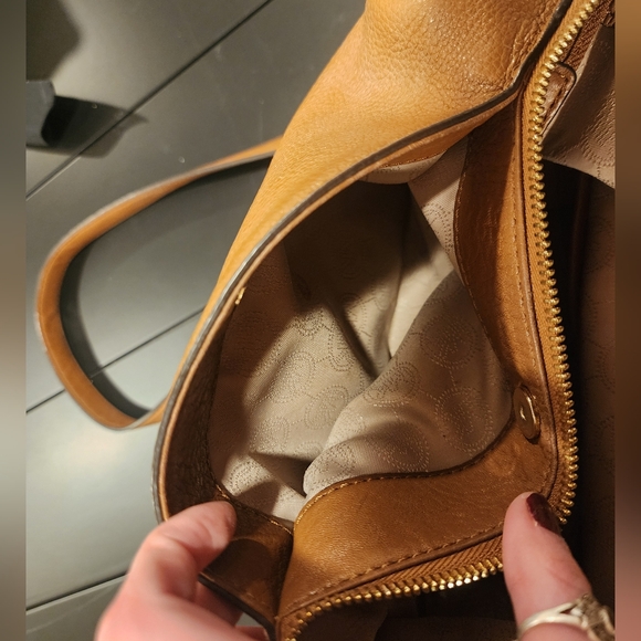 Michael Kors Lupita Medium Messenger bag in brown pebbled leather. - Picture 11 of 11